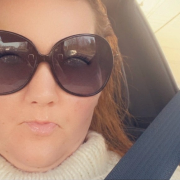 Meet your Posher, Lauren - Picture 3 of 3